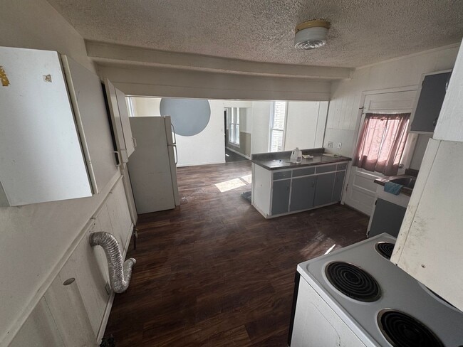 Building Photo - 3 bed/ 1.5 Bath