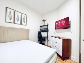 Building Photo - Furnished room/NOT APARTMENT