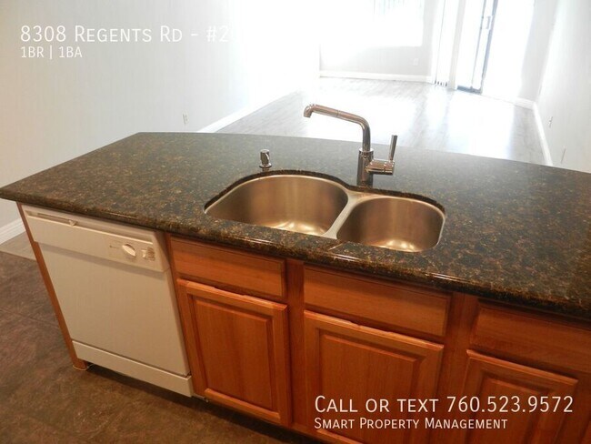 Foto del edificio - 8308 Regents Rd