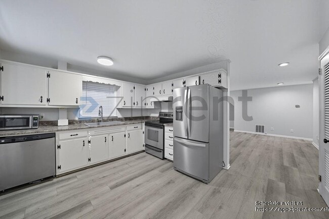 Building Photo - 792 Marstevan Dr NE