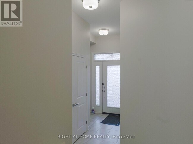 Building Photo - 531 Sonmarg Cres