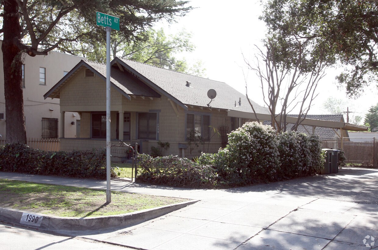 Primary Photo - 1998 E Villa St