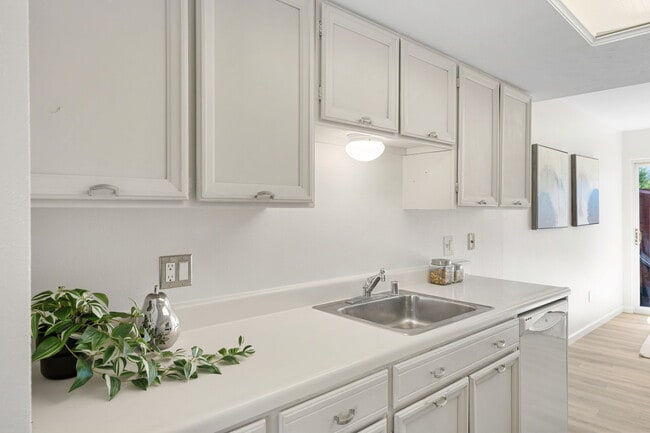 Building Photo - 2666 Sherwood Cir