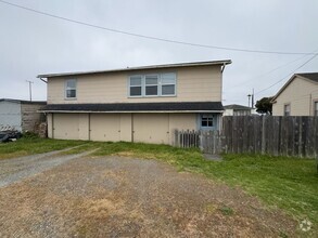 Building Photo - 2313 Lindstrom Ave