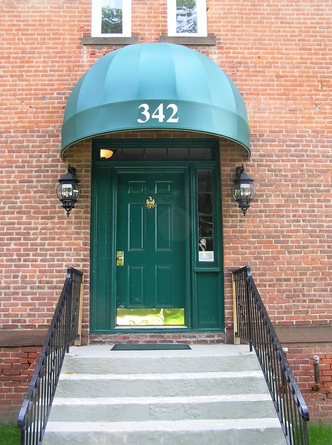 Building Photo - 342 Main St
