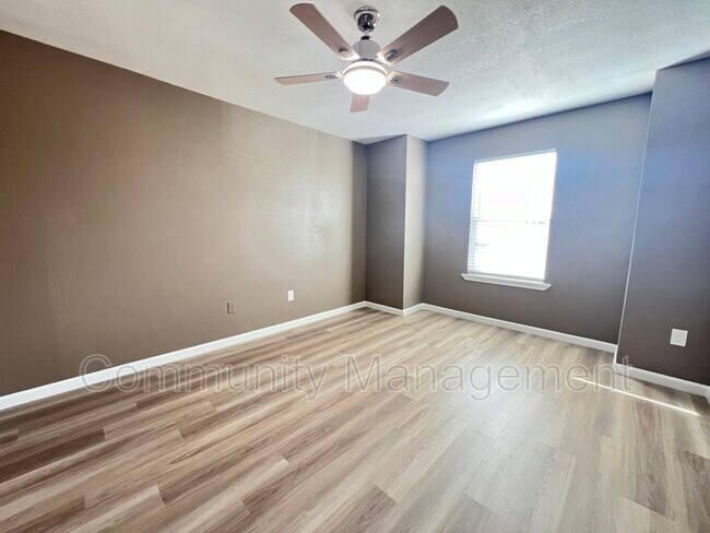 Building Photo - 2150 N Sherwood Forest Dr