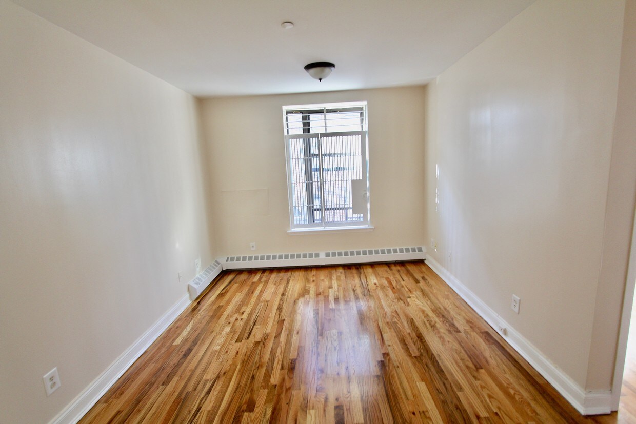Primary Photo - 226 W 111th St