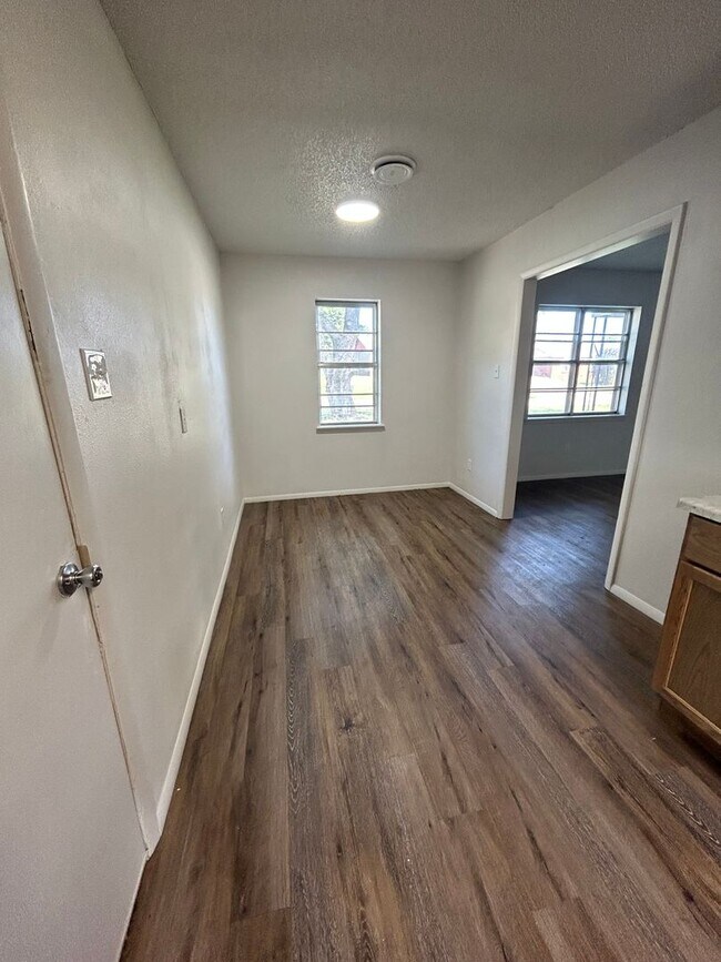 Foto del edificio - *MOVE IN SPECIAL $1,800.00*