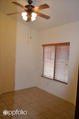 Foto del edificio - 2454 W Rau River Rd