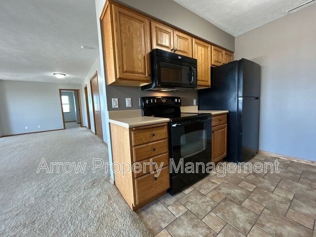 Building Photo - 208 E 5th St