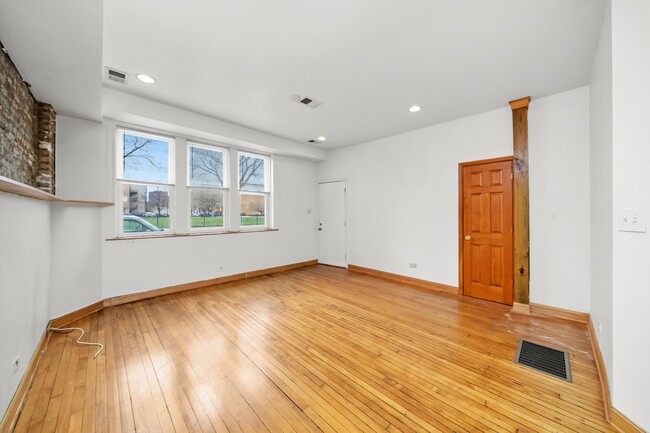 Building Photo - 1202 W Huron St