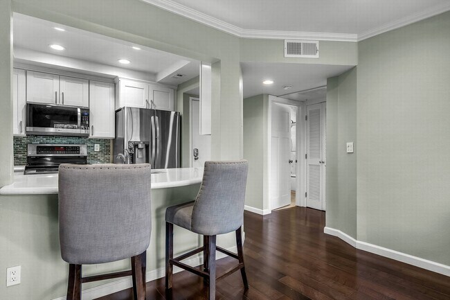 Building Photo - 501 Palisades Dr