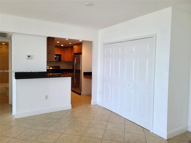 Foto del edificio - 10350 W Bay Harbor Dr