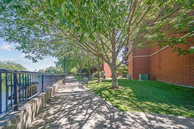 Foto del edificio - 2911 N Western Ave