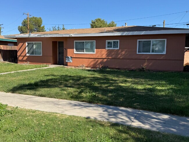 Foto del edificio - Don't miss out on this beautiful and spacious home!  Large back yard with detached workshop!