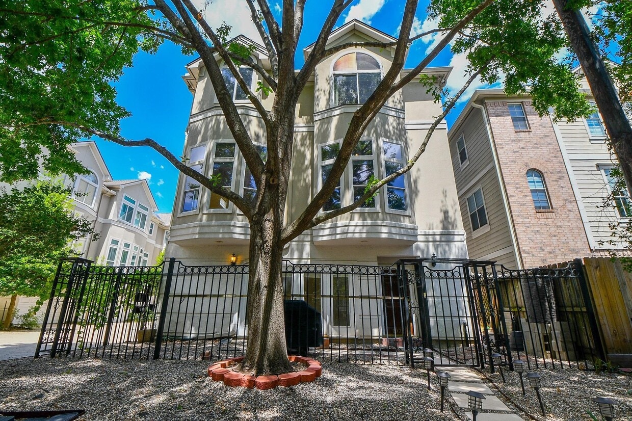 Primary Photo - 1025 Marconi St