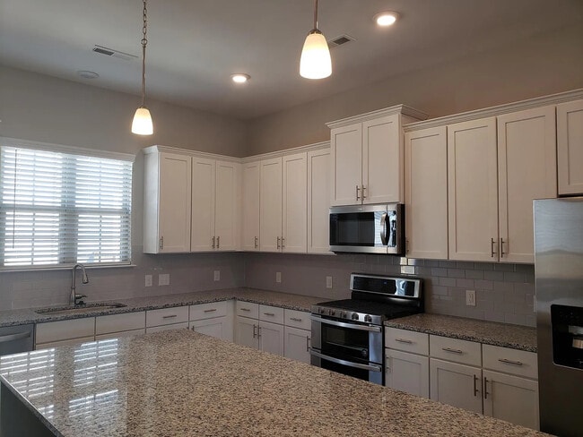 Foto del edificio - Room in Townhome on Whitby Moore St