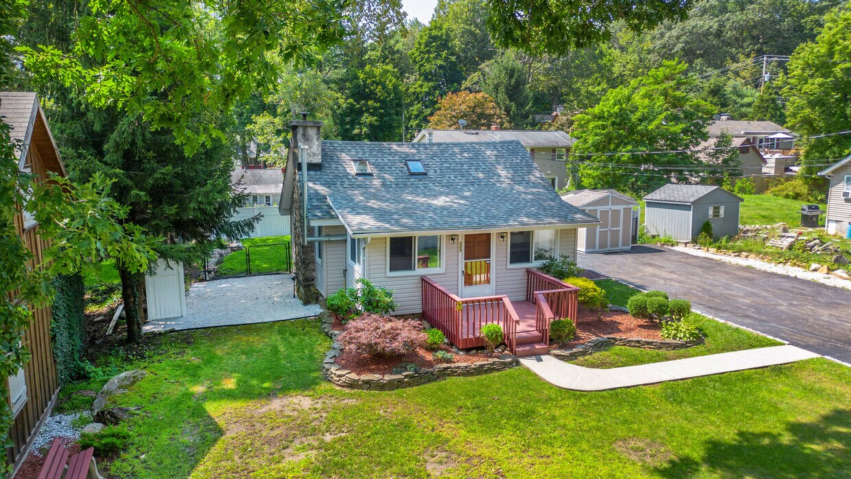 Walking distance to the lake - 205 Winetka Rd