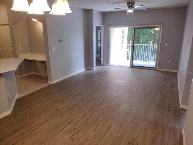 Foto del edificio - 615 FAIRWAY Dr
