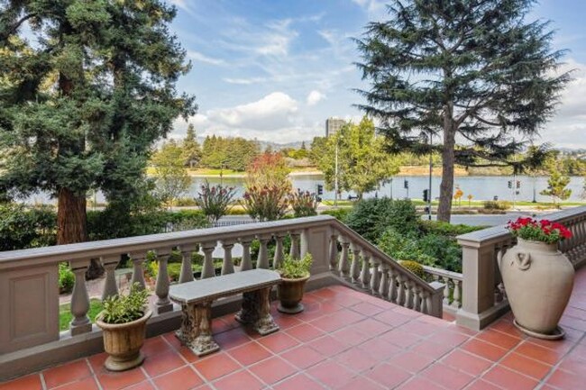 Foto del edificio - ELEGANT 2BR WITH LAKE VIEWS, FIREPLACE & D...