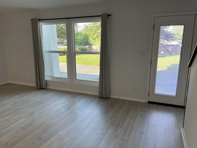 Living room/entrance - 3385 E Olive Rd