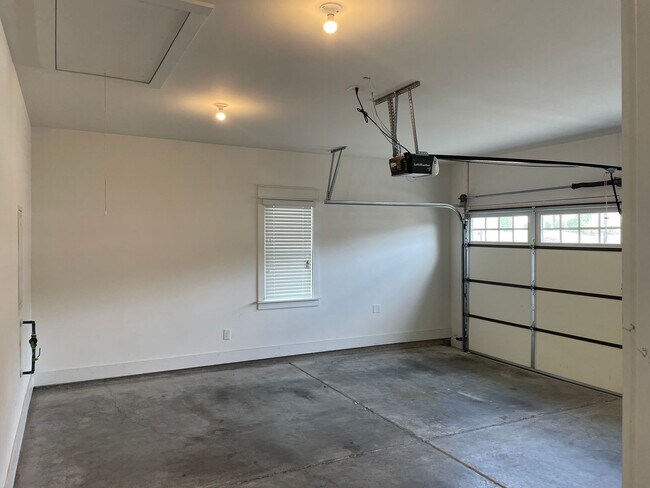 Building Photo - Spacious 2 car garage!