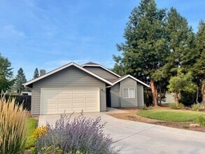 Building Photo - 545 NE Majesty Ln