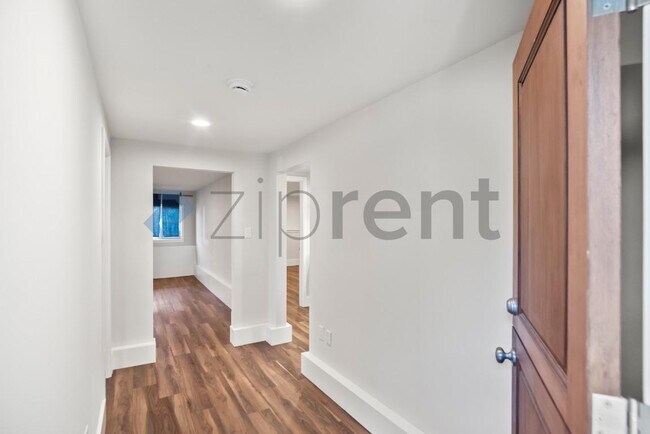 Building Photo - 6000 Bayview Ave