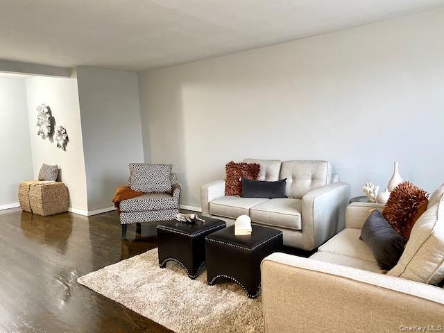 Foto del edificio - 43-60-60 Douglaston Pkwy