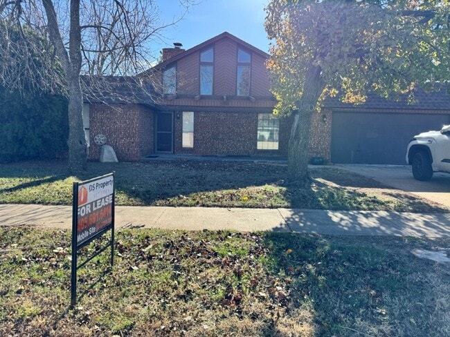 New Luxury viny Plank and paint. 3 bedroom + loft home for lease in Moore! 2 baths, 2 car garage... - New Luxury viny Plank and paint. 3 bedroom + loft home for lease in Moore!  2 baths, 2 car garage...