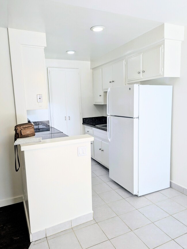 Building Photo - 1533 Hi Point St