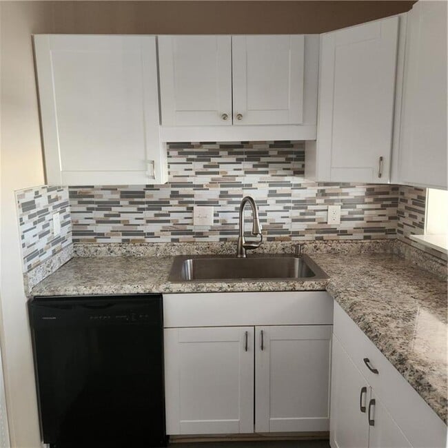 Foto del edificio - 293 Country Club Dr