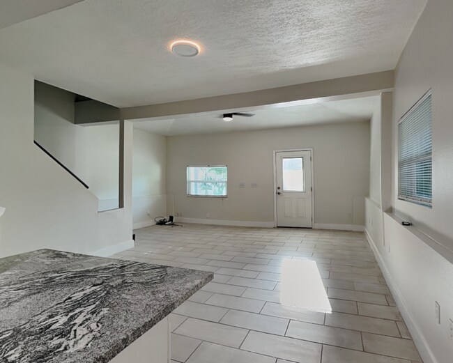 Building Photo - 3801 1/2 W Palmira Ave