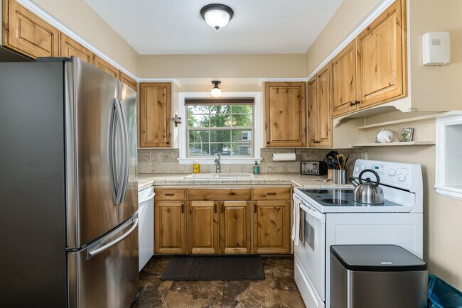 Building Photo - 219 S 10th Ave