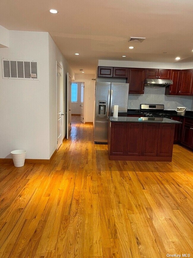 Building Photo - 3-xx Soundview Ln