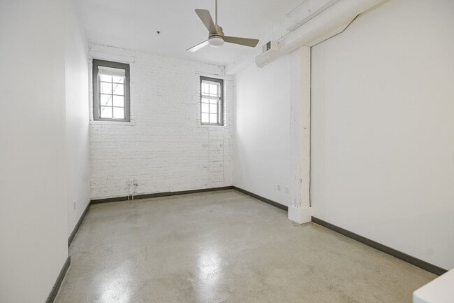 Foto del edificio - Downstairs Flat by Bike Rack with Washer &...