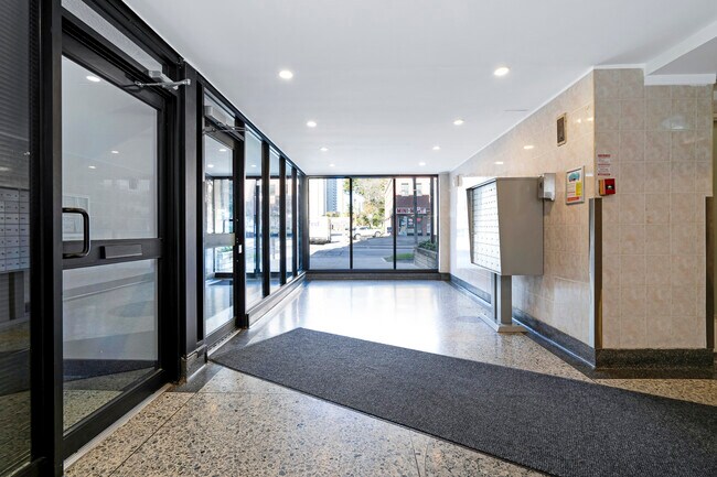 Photo du bâtiment - 839 Roselawn Ave