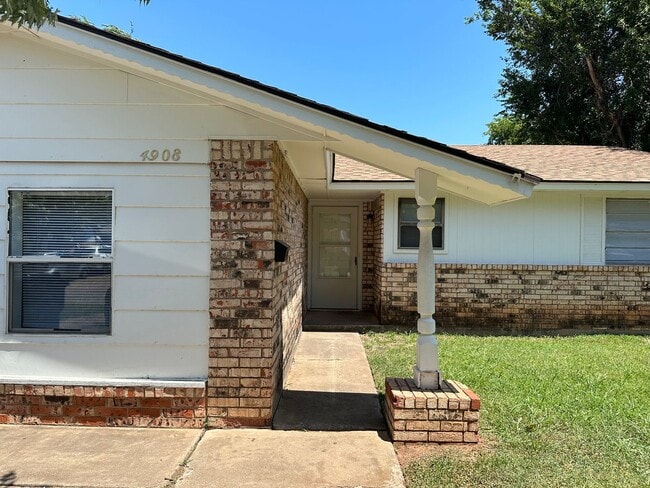 Building Photo - 4 Bed, 1 1/2 Bath converted garage.