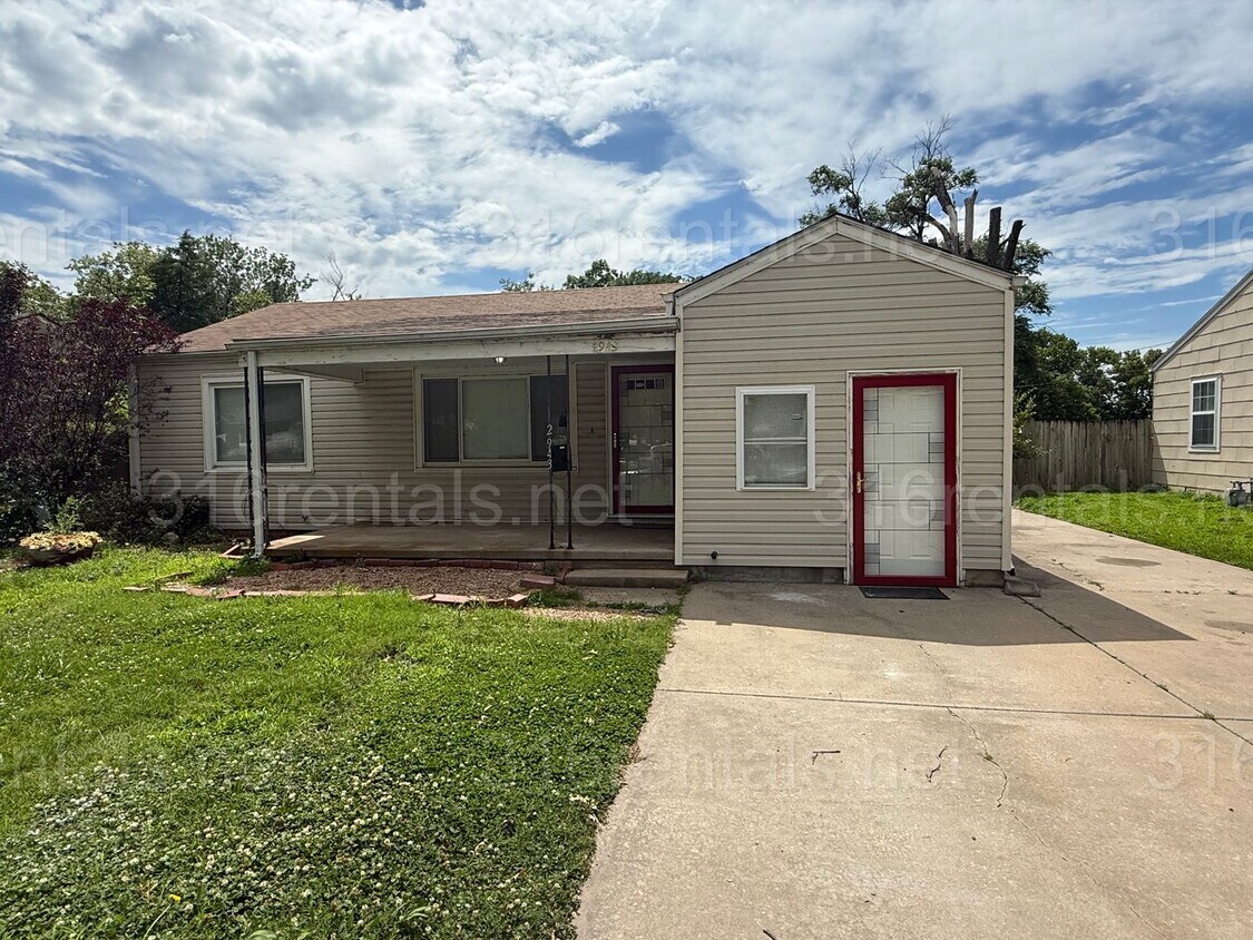 Primary Photo - $1345 - 4 bedroom / 2 bathroom - Beautiful...