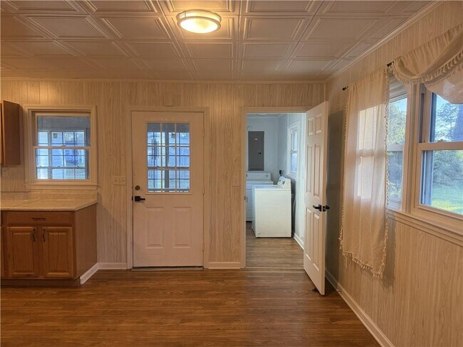 Foto del edificio - 2222 Parkwood Dr