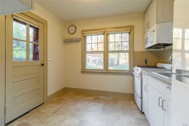 Building Photo - 5 Sylvan Ln