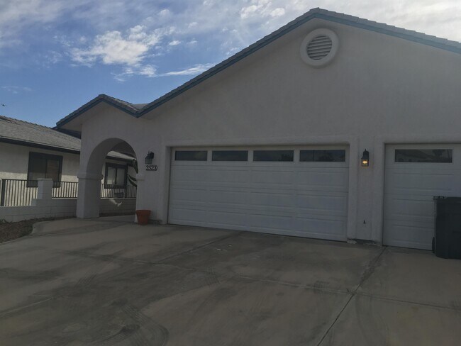 Foto del edificio - 2523 Country Club Dr
