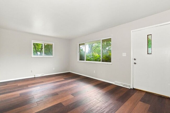 Building Photo - 919-921-921 S Weyant Ave
