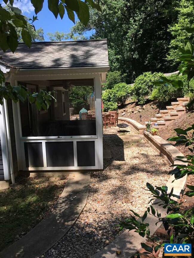 Foto del edificio - 718 McIntire Rd