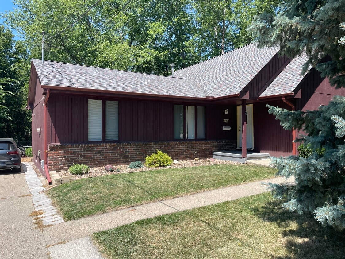 Front of unit - 2924 56th St