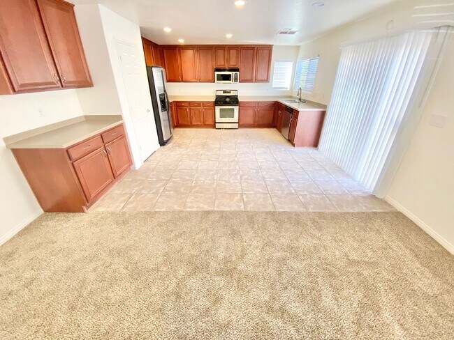 Building Photo - GORGEOUS 3 BEDROOM / 2 FULL BATH SINGLE FAMILY HOME , WITH 2 CAR GARAGE