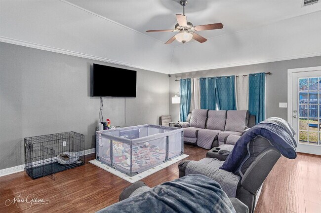 Foto del edificio - "Charming 3-Bedroom Gem with Gleaming Hardwood Floors in Bossier City!"