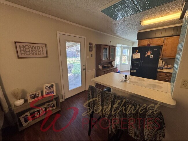 Foto del edificio - Well-Maintained 3 Bed Brick Home | 2-Car Garage + Fenced Yard