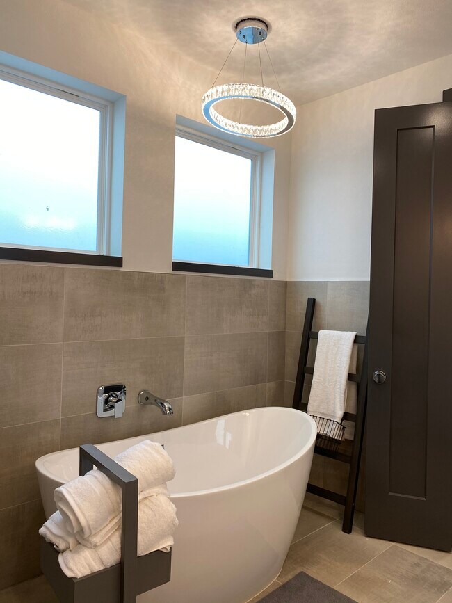 Master bathroom - 1404 Goliad St