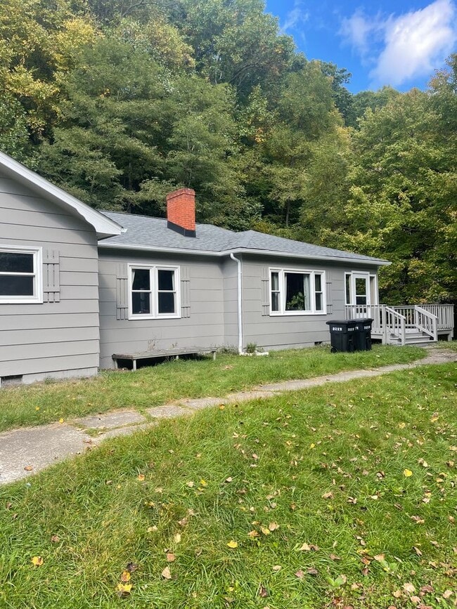 Foto del edificio - Large 4 Bedroom House On Hwy 105